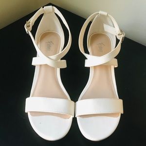 Fioni Clothing Women’s 1” Strap Heels, White